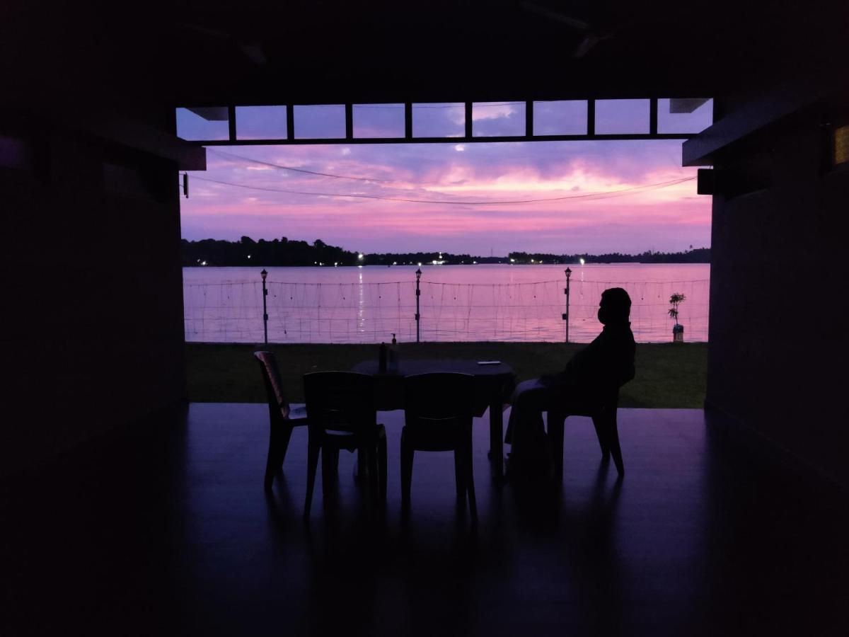 Wind &Waves Appartement Kollam Buitenkant foto